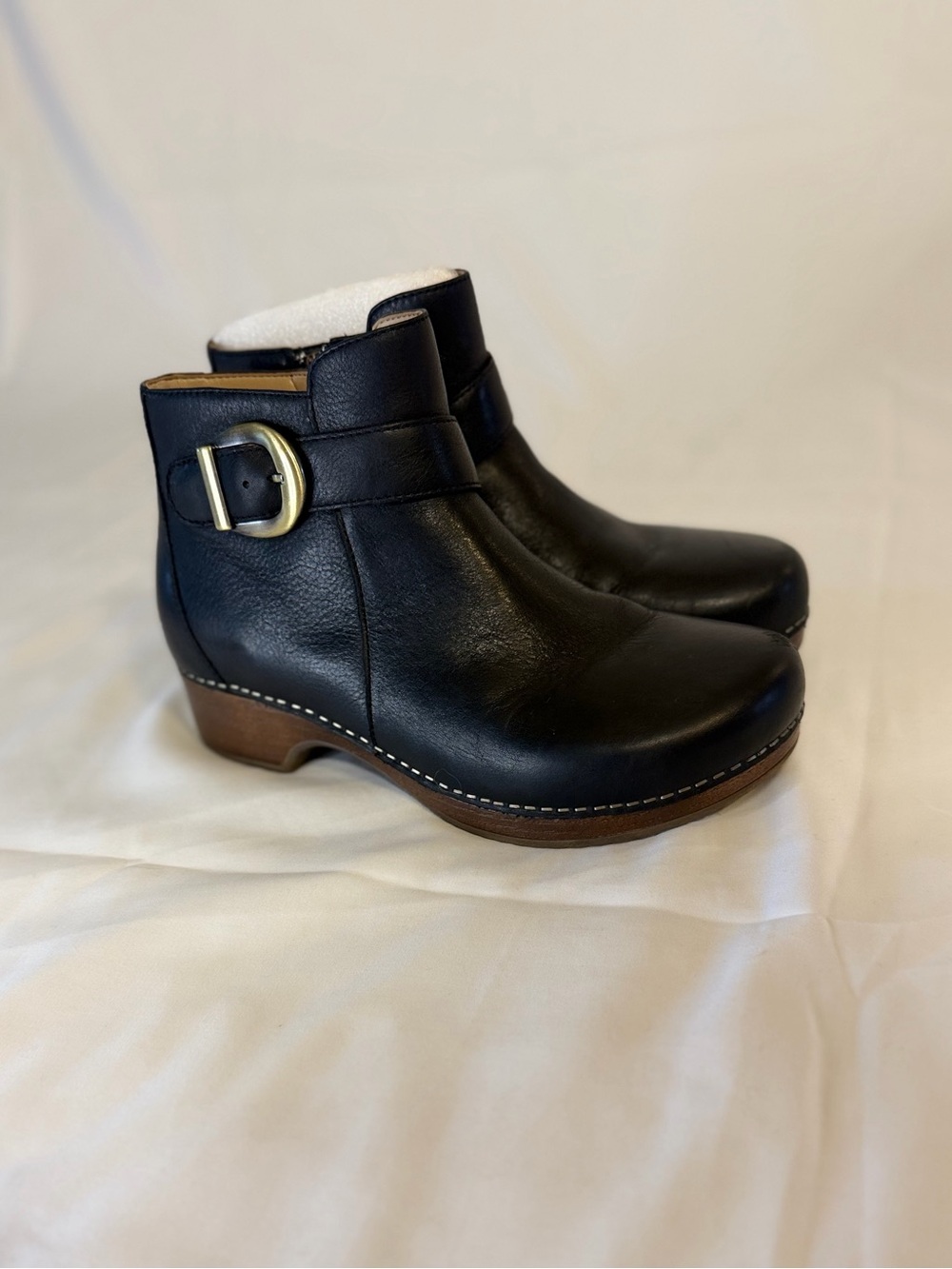 Dansko Brennan Black Leather Comfort Buckle Boots, size 39. Small scuff. - Picture 5 of 8